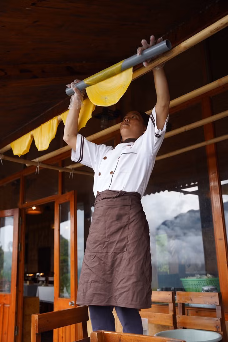 Bánh phở có màu vàng óng được phơi ở trên sào đến khi se lại. Ảnh: NVCC