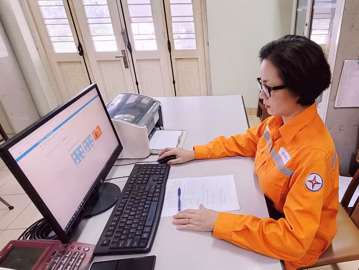 Công nhân Công ty Điện lực Quảng Ninh nêu cao tinh thần chủ động học tập để tự nâng cao năng lực chuyên môn, rèn luyện kỹ năng. Ảnh: PC Quảng Ninh