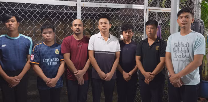 Các đối tượng cầm đầu đường dây gồm: Tăng Quốc Tiến (bìa trái), Đặng Duy Linh (bìa phải), Danh Tích (thứ 3 từ trái qua) và một số đối tượng trong đường dây.