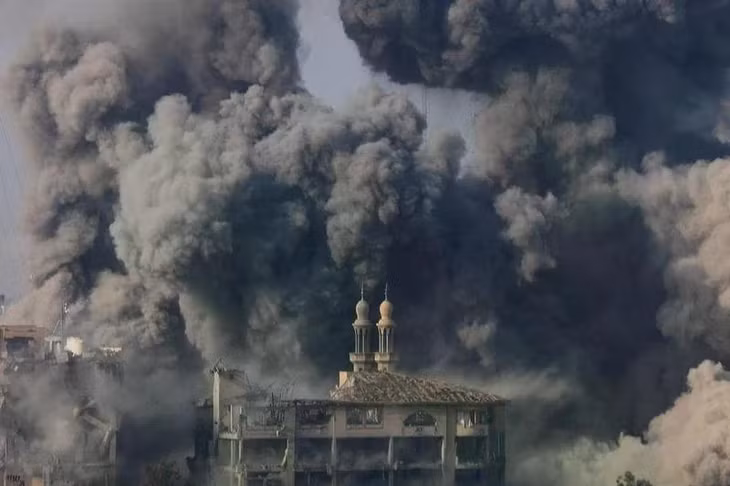 Khói bốc lên sau cuộc tấn công của Israel ở Dải Gaza, ngày 11/10/2023. (Ảnh: Reuters)
