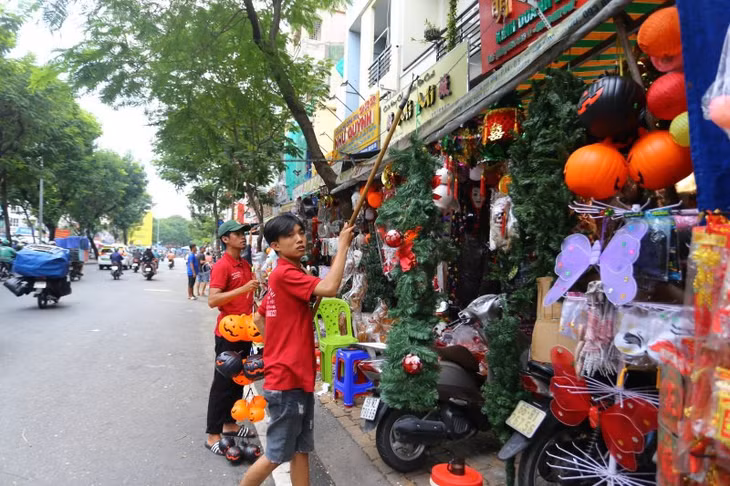 Ghi nhận của PV, các vật dụng hóa trang Halloween bắt mắt được chủ cửa hàng trưng bày phía ngoài. Năm nay, các mặt hàng khá đa dạng, nhiều mẫu mã mới.