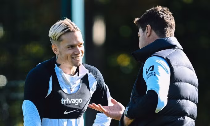 Tiền đạo Mudryk vui vẻ khi trao đổi với HLV Pochettino trên sân tập Cobham ngày 26/10. Ảnh: chelseafc.com