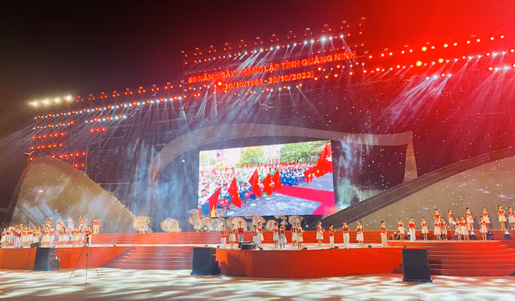 Ca khúc "Em là thiếu nhi Quảng Ninh" do các em học sinh trên địa bàn thành phố thể hiện.