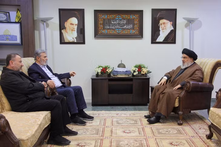 Lãnh đạo Hezbollah Sayyed Hassan Nasrallah (phải) gặp thủ lĩnh Thánh chiến Hồi giáo Ziyad al-Nakhalah và phó lãnh đạo Hamas Sheikh Saleh al-Arouri ngày 25/10. Ảnh: Reuters