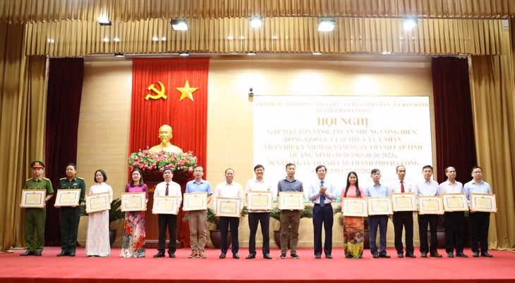 Đồng chí Vũ Quyết Tiến, Ủy viên Ban Thường vụ Tỉnh ủy, Bí thư Thành ủy Hạ Long, trao Giấy khen cho các tập thể có nhiều cống hiến, đóng góp xây dựng quê hương Quảng Ninh.
