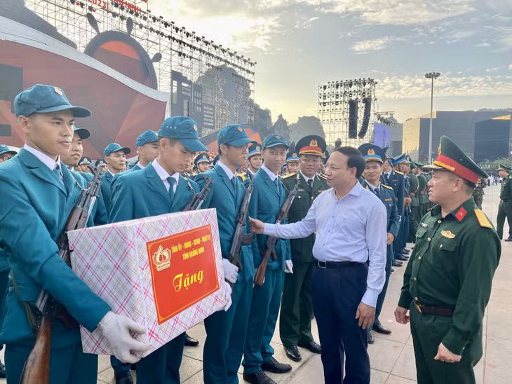 Đồng chí Nguyễn Xuân Ký, Bí thư Tỉnh ủy thăm hỏi, động viên các lực lượng tham gia phần diễu hành.