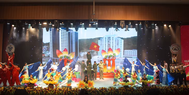Phần thi sân khấu của đội thi Đảng bộ huyện Tiên Yên với hoạt cảnh "Quảng Ninh 60 năm xây dựng và phát triển".