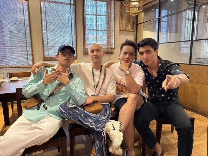 Từ trái sang: Diễn viên Phạm Anh Tuấn, Hoàng Anh Vũ, Duy Nam, Bình An… ở hậu trường phim "Biệt dược đen" (Ảnh: Nhân vật cung cấp).