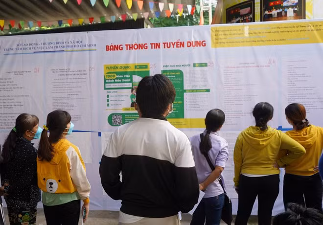 Đa số người lao động mất việc chỉ tìm công việc thời vụ để hưởng trợ cấp thất nghiệp chứ không mặn mà học nghề. Ảnh: Phương Ngân