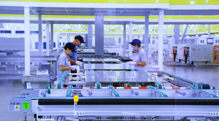 2023-10_Hoạt động sản xuất tấm quang năng tại nhà máy Jinko Solar PV Việt Nam. Ảnh: Trung tâm Truyền thông tỉnh