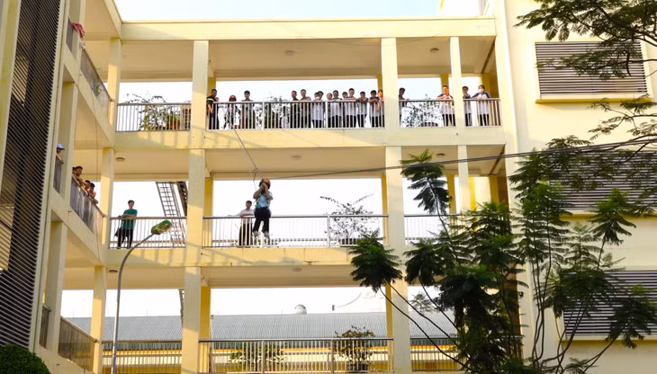Học sinh trường THCS Chu Văn An trải nghiệm thoát nạn bằng cầu dây nghiêng