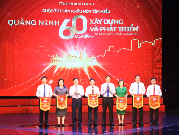 Đại diện Ban Tổ chức trao cờ lưu niệm cho các đội thi.