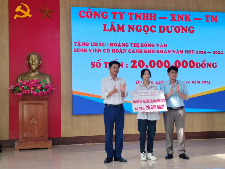 Hội Khuyến học xã Dực Yên (huyện Đầm Hà) vận động doanh nghiệp đỡ đầu học sinh mồ côi cả cha mẹ với số tiền 20 triệu đồng/năm đến khi học xong đại học (tháng 10/2023). Ảnh: Hội Khuyến học tỉnh cung cấp