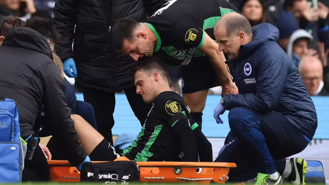 Chấn thương của tiền vệ Solly March ở trận gặp Man City vòng trước khiến Brighton mất thêm một cầu thủ quan trọng. Ảnh: Reuters
