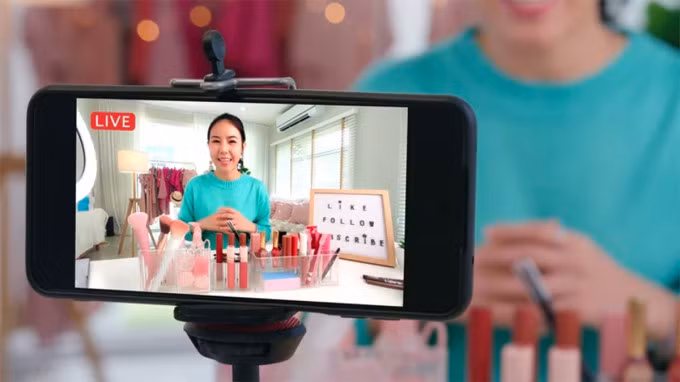 Sử dụng điện thoại làm webcam cho chất lượng hình ảnh tốt hơn, phục vụ livestream trên máy tính. Ảnh: Chay_Tee/Slashgear