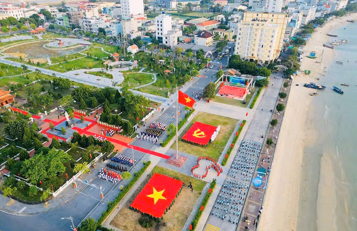 Tại Cô Tô - huyện đảo tiền tiêu vùng Đông Bắc, lá Quốc kỳ phấp phới tung bay trước Tượng đài Chủ tịch Hồ Chí Minh, hòa chung màu xanh của cây cối, biển cả, tạo nên không khí hào hùng mừng ngày hội lớn.