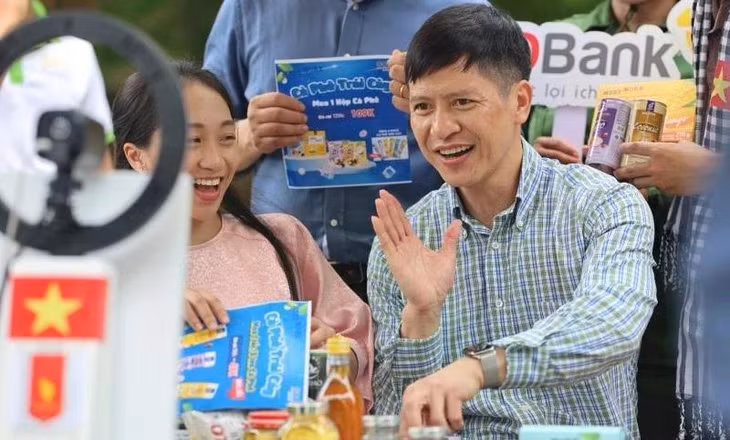 Lãnh đạo Trung tâm Xúc tiến thương mại nông nghiệp (Bộ Nông nghiệp và Phát triển nông thôn) tham gia phiên livestream Chợ phiên OCOP thành phố Hồ Chí Minh.