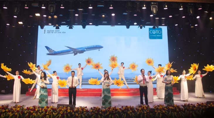 Phần thi chào hỏi của đội thi Đảng bộ huyện Cô Tô.
