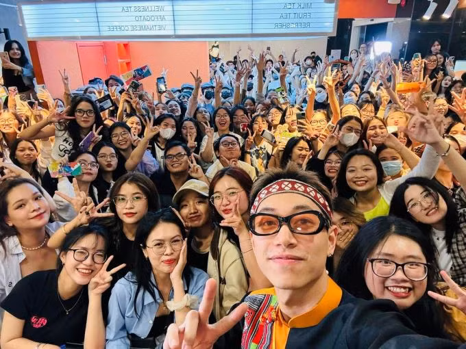 Rapper Double2T chụp ảnh cùng fan tại sự kiện hồi đầu tháng 10. Ảnh: Nhân vật cung cấp