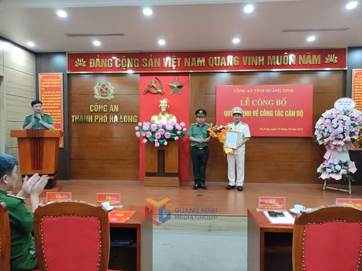 Thiếu tướng Đinh Văn Nơi, Ủy viên Ban Thường vụ Tỉnh ủy, Giám đốc Công an tỉnh trao Quyết định bổ nhiệm, điều động Thượng tá Nguyễn Duy Dũng, Trưởng phòng Cảnh sát Phòng, chống tội phạm về môi trường giữ chức vụ Trưởng Công an TP Hạ Long.