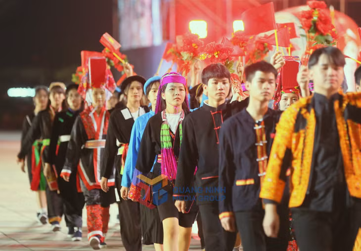 Trang phục dân tộc rực rỡ sắc màu của khối diễu hành Đại đoàn kết toàn dân.