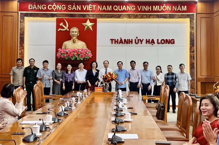 Các đồng chí lãnh đạo TP Hạ Long tặng hoa chúc mừng đồng chí Nguyễn Hoàng Quý. Ảnh: Nguyễn Hạnh (CTV)