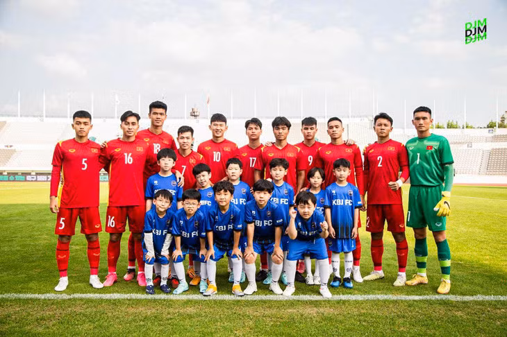 Đội hình U18 Việt Nam ra sân trong trận đấu với U18 Ukraine - Ảnh: DJ Management