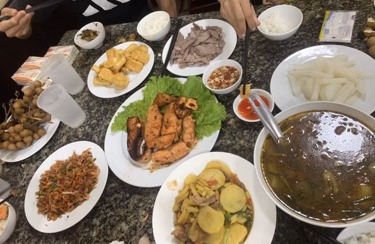 Bữa ăn cho VĐV đội tuyển tại một trung tâm huấn luyện thể thao quốc gia với 6 người ăn - Ảnh: C.T