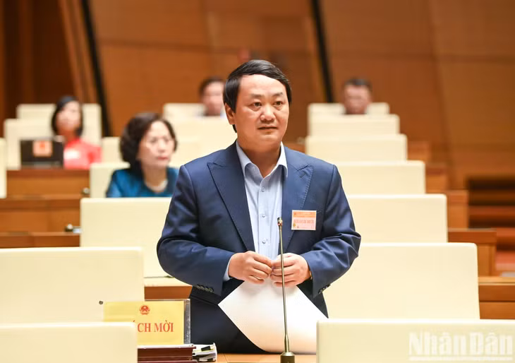 Bộ trưởng, Chủ nhiệm Ủy ban Dân tộc Hầu A Lềnh giải trình, làm rõ một số nội dung đại biểu Quốc hội nêu tại phiên thảo luận. (Ảnh: DUY LINH)