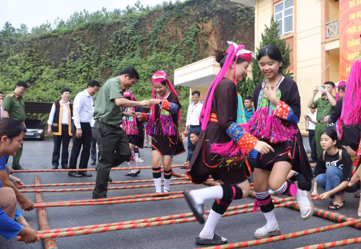 Đồng chí Nguyễn Văn Hồi, Trưởng Ban Dân vận Tỉnh ủy, Chủ tịch Ủy ban MTTQ tỉnh; Thiếu tướng Đinh Văn Nơi, Giám đốc Công an tỉnh Quảng Ninh cùng lãnh đạo huyện Ba Chẽ tham gia Ngày hội "Toàn dân bảo vệ ANTQ" năm 2023, tại xã Nam Sơn.