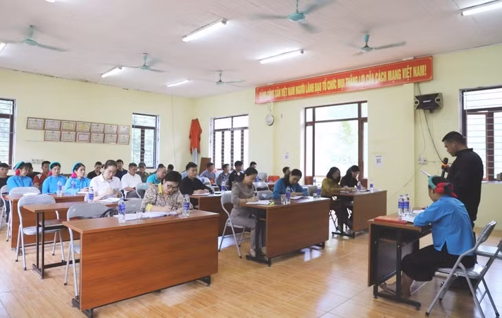 Quang cảnh buổi sinh hoạt Chi bộ thôn Nà Ếch, xã Húc Động, huyện Bình Liêu