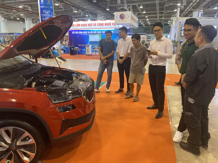 Người dân tham quan gian trưng bày sản phẩm của Công ty Cổ phần khu công nghiệp tổ hợp Công nghệ Thành Công Việt Hưng.