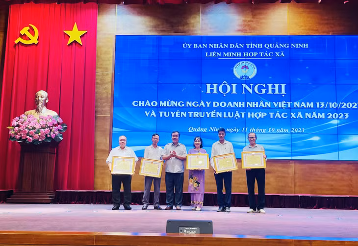 Lãnh đạo Liên minh HTX trao quyết định khen thưởng cho 5 HTX có thành tích trong phát triển kinh tế HTX.