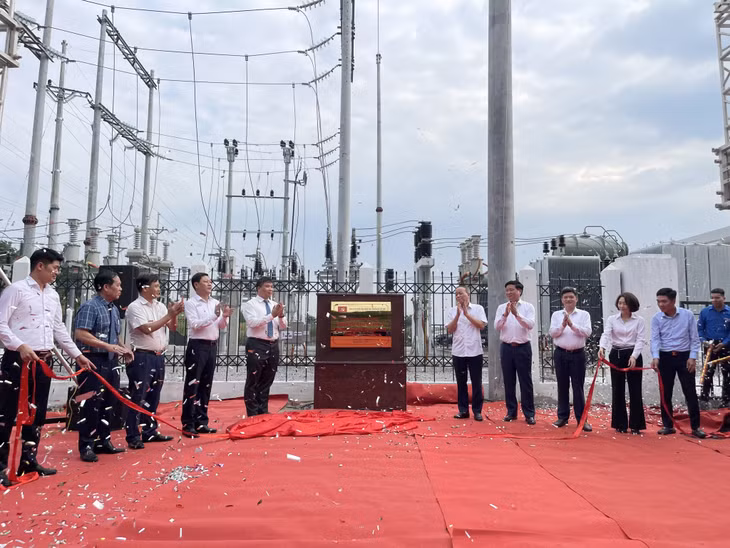 Các đại biểu gắn biển công trình trạm biến áp 35/6 KV mặt bằng +26.