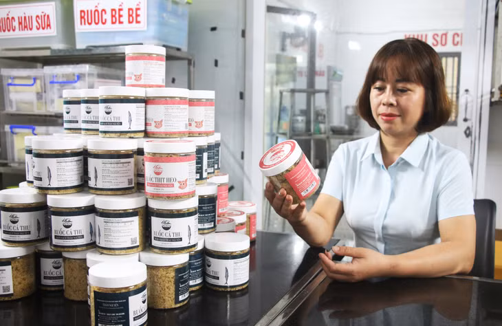 Chị Lê Thị Bích Thảo kiểm tra lại bao bì, nhãn mác sản phẩm sau khi đóng gói.