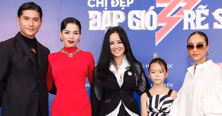 Hồng Nhung dự thảm đỏ cùng Lệ Quyên, Đoan Trang (Ảnh: Ban Tổ chức).