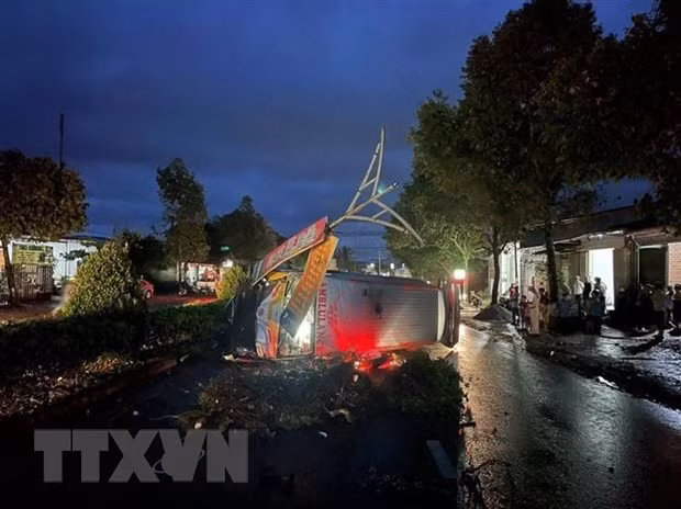 Xe cuu thuong bi lat tren duong di cap cuu, benh nhi tu vong hinh anh 1