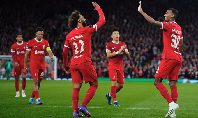 Gravenberch chia vui với Salah sau khi mở tỷ số cho Liverpool. Ảnh: AP