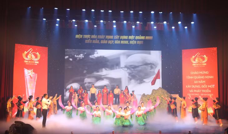 Phần thi sân khấu hóa của đội thi Đảng bộ TP Hạ Long với chủ đề "Quảng NInh khát vọng bay lên".
