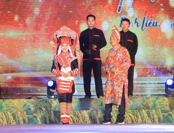 Trình diễn trang phục đám cưới của người Dao Thanh Phán Bình Liêu tại Cuộc thi "Người trình diễn trang phục dân tộc đẹp nhất" năm 2022.