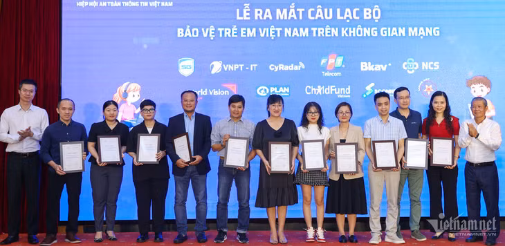 Chủ tịch VNISA Nguyễn Thành Hưng và Phó Cục trưởng phụ trách Cục An toàn thông tin Trần Đăng Khoa trao chứng nhận thành viên ban đầu cho đại diện 11 doanh nghiệp, tổ chức.