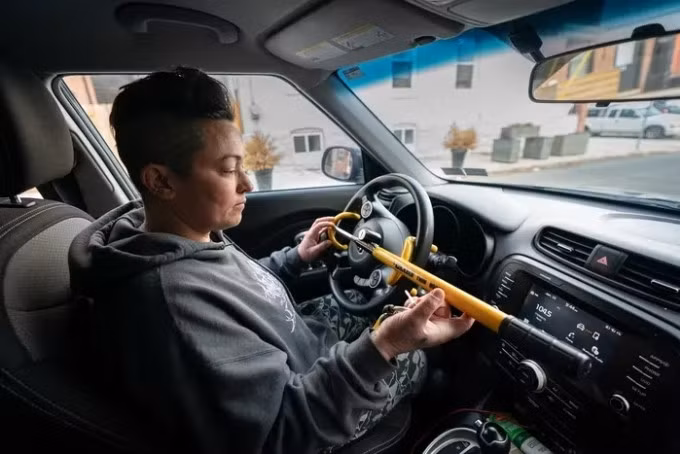 Chủ xe phải lắp thêm khóa vô-lăng để tránh bị Kia Boys ăn trộm. Ảnh: Inquirer