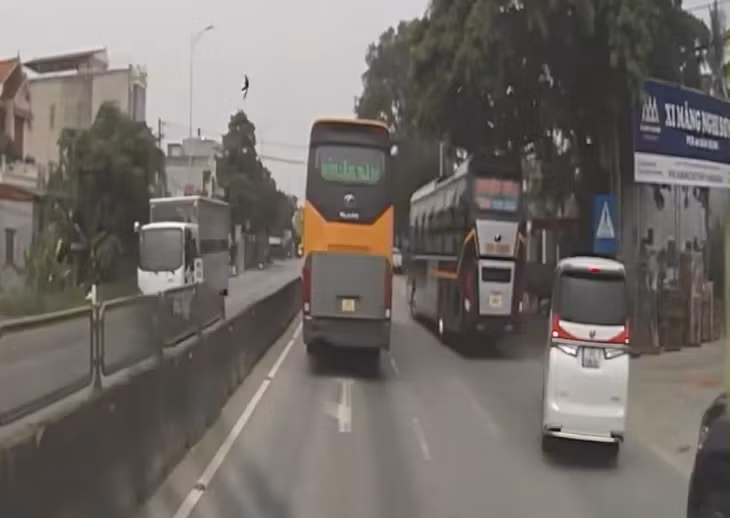 Hình ảnh các xe khách chèn ép nhau trên tuyến QL1A qua địa phận phường Hải An, thị xã Nghi Sơn, tỉnh Thanh Hoá. (Ảnh cắt từ clip)