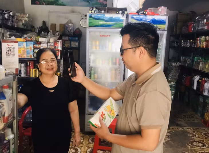 Cửa hàng tạp hóa của gia đình chị Tạ Thị Hân (xã Đông Ngũ) triển khai quét mã QR tạo thuận lợi cho khách hàng.