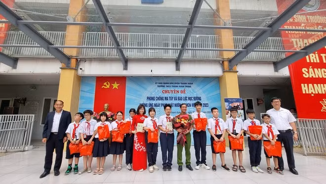 Báo cáo viên chụp ảnh lưu niệm cùng các em học sinh.