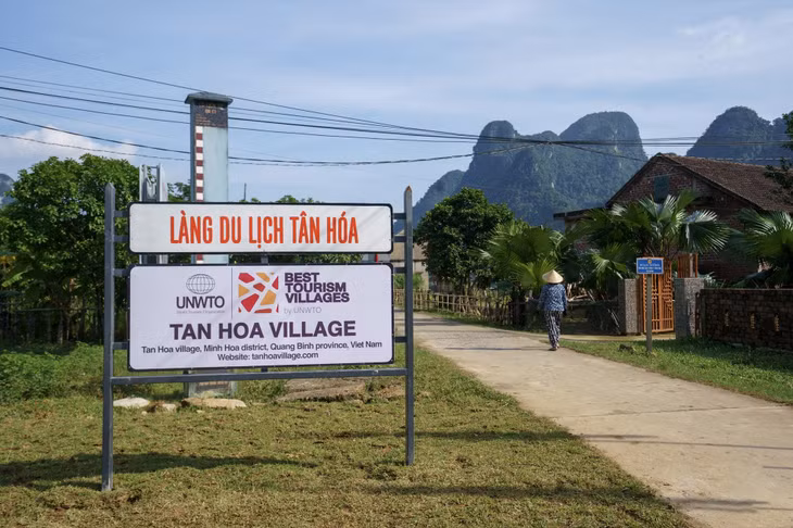 Tổ chức Du lịch thế giới (UNWTO) chính thức vinh danh Tân Hóa là Làng du lịch tốt nhất thế giới năm 2023. Đây là ngôi làng duy nhất của Việt Nam được UNWTO bầu chọn từ danh sách 260 làng đến từ 60 quốc gia tham gia dự giải thưởng năm nay. Có dịp về Quảng Bình, du khách đừng bỏ lỡ cơ hội một lần đặt chân đến làng du lịch thích ứng thời tiết độc nhất vô nhị ở Việt Nam.