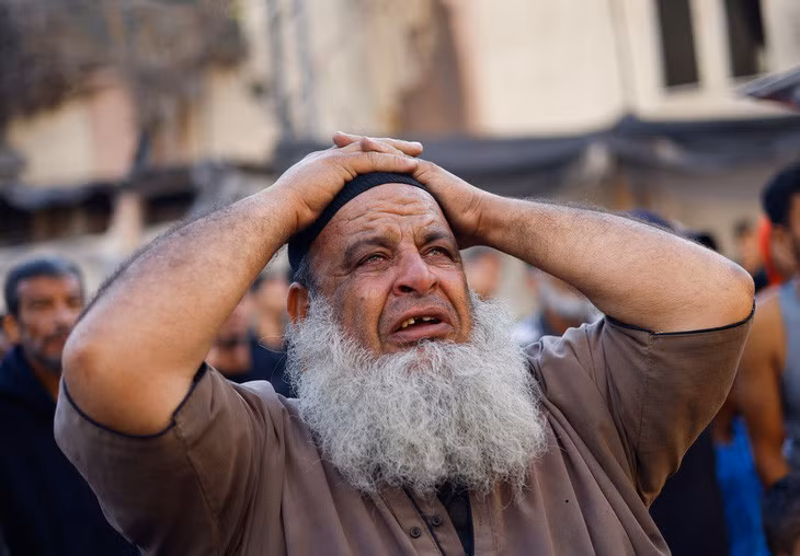 Một người dân Palestine tại hiện trường vụ không kích của Israel ở thành phố Khan Younis, phía nam Dải Gaza, ngày 17/10 - Ảnh: REUTERS