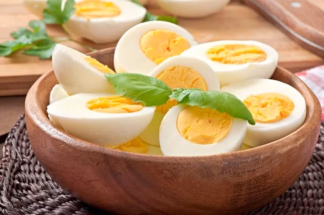 Trứng chứa hàm lượng vitamin D dồi dào rất quan trọng đối với sức khỏe xương khớp.