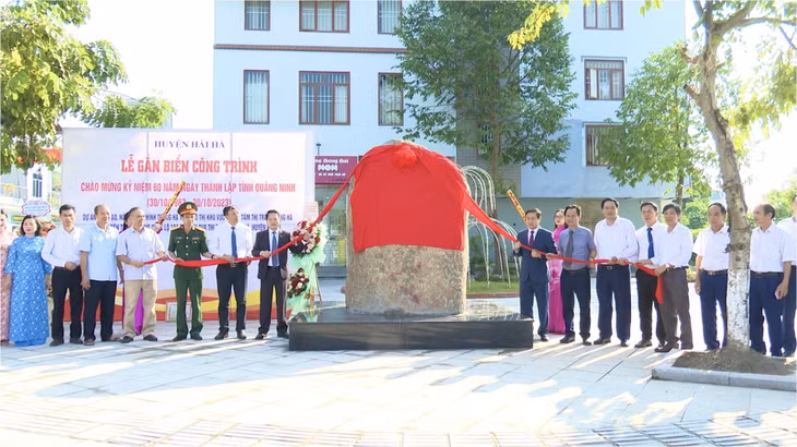 Đồng chí Nguyễn Kim Anh - Tỉnh ủy viên, Bí thư Huyện ủy Hải Hà cùng các đại biểu thực hiện nghi thức gắn biển công trình cải tạo, nâng cấp chỉnh trang hạ tầng đô thị khu vực trung tâm thị trấn Quảng Hà.