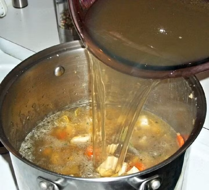 Lỡ cho nhiều muối vào đồ ăn phải làm sao? Với món canh, thêm nước là cách đơn giản nhất. (Ảnh: istock)